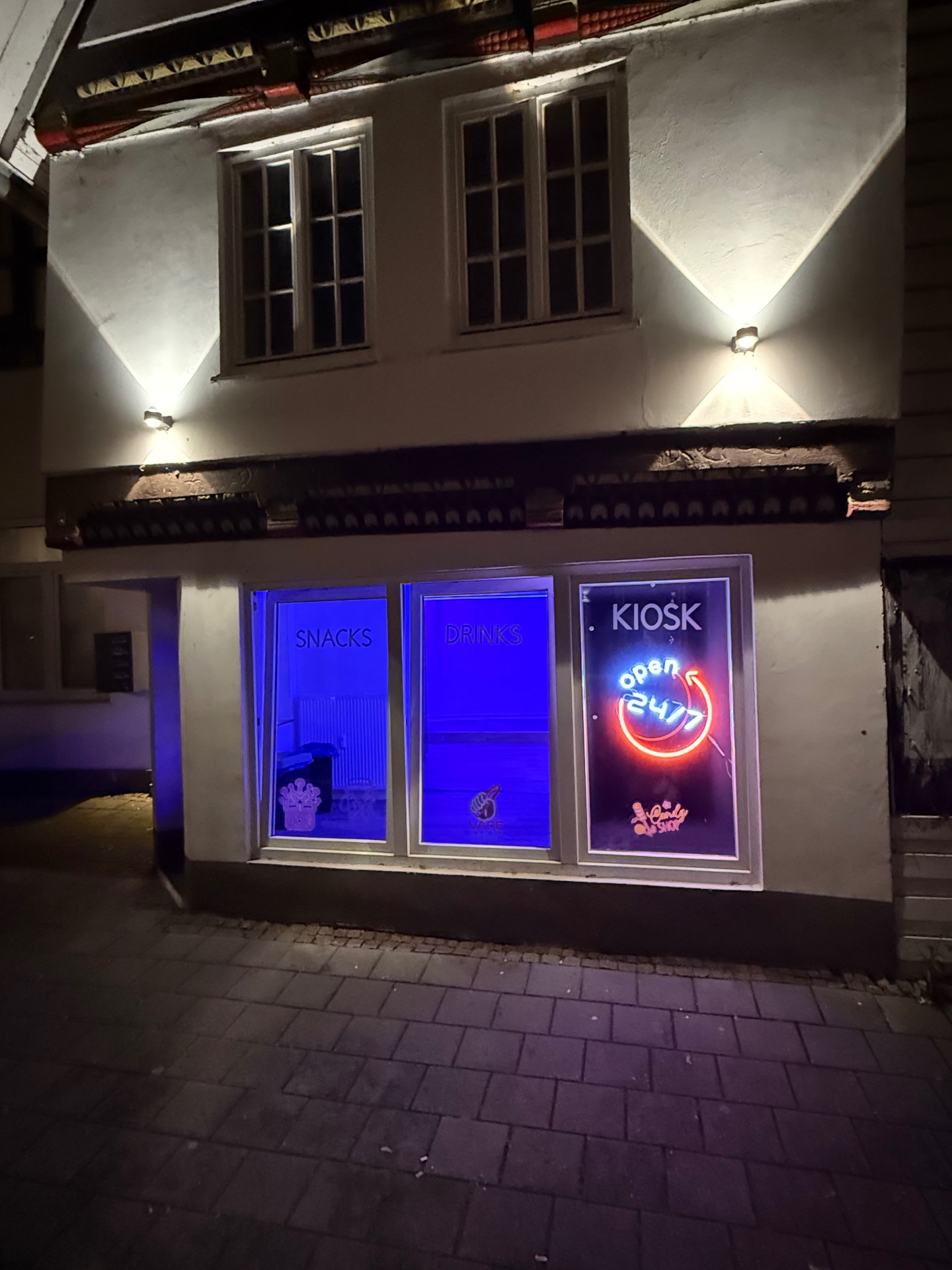 24/7 Automaten-Shop Außenansicht bei Nacht in Lippstadt mit KIOSK open 24/7 Schild
